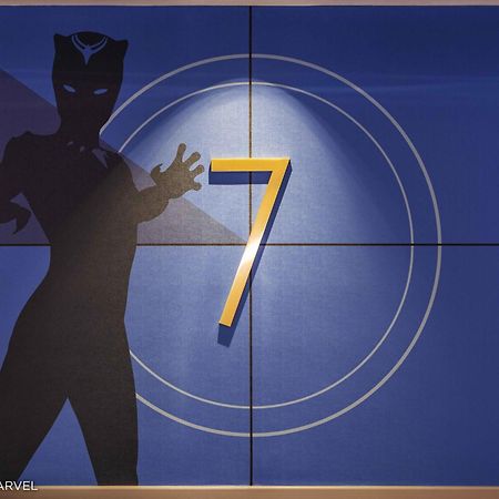 Disney'S Hollywood Hotel Hong Kong Bagian luar foto The Power Rangers 7 logo
