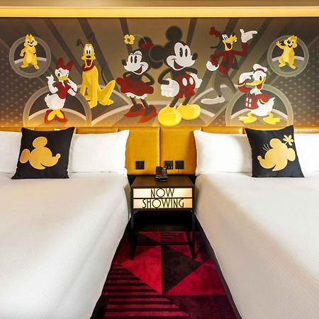 Disney'S Hollywood Hotel Hong Kong Bagian luar foto A room at the hotel