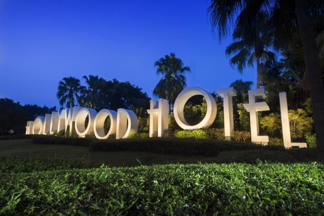 Disney'S Hollywood Hotel Hong Kong Bagian luar foto The hotel's logo