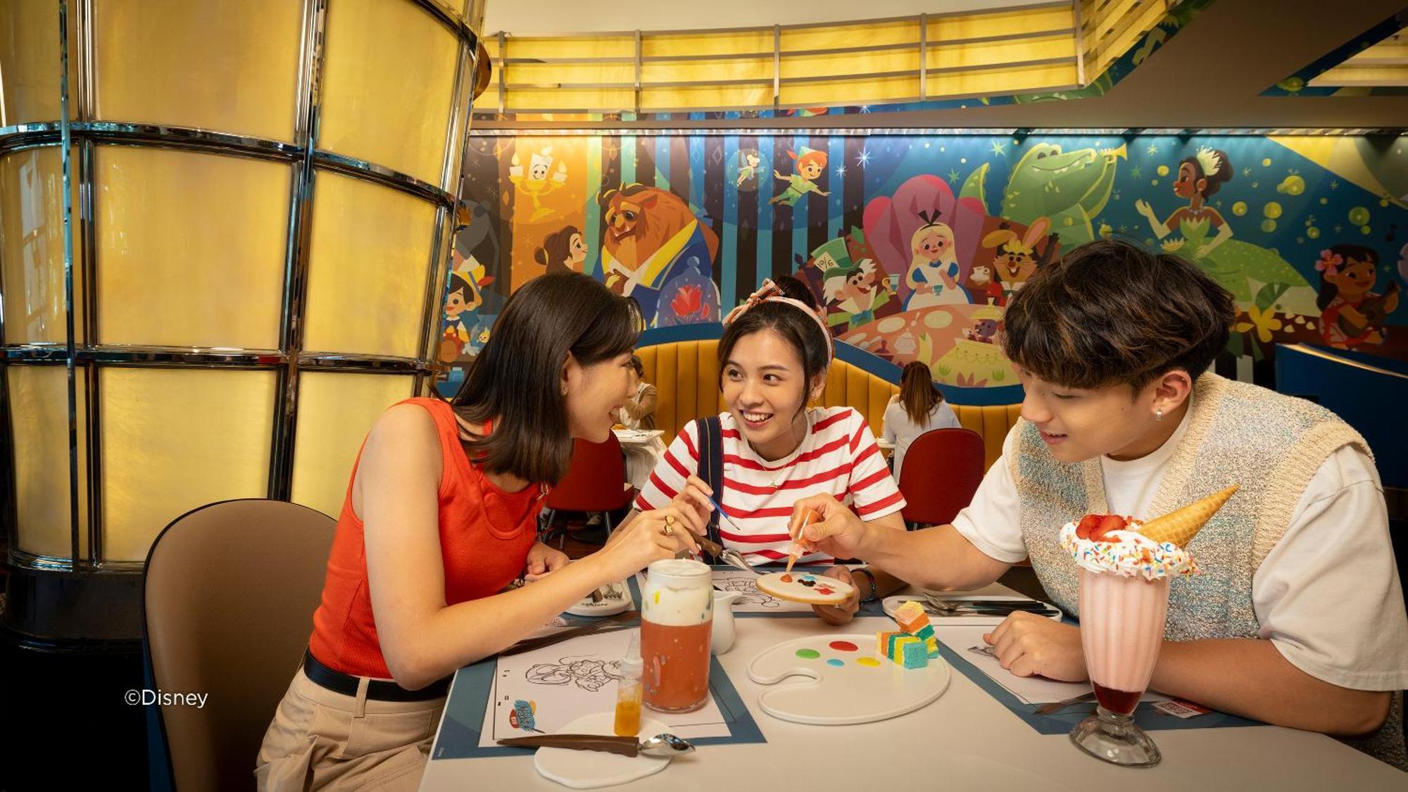 Disney'S Hollywood Hotel Hong Kong Bagian luar foto Family dining at the restaurant