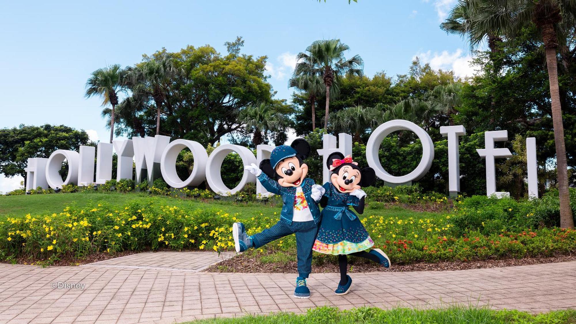 Disney'S Hollywood Hotel Hong Kong Bagian luar foto Mickey and Minnie Mouse at the entrance of the resort