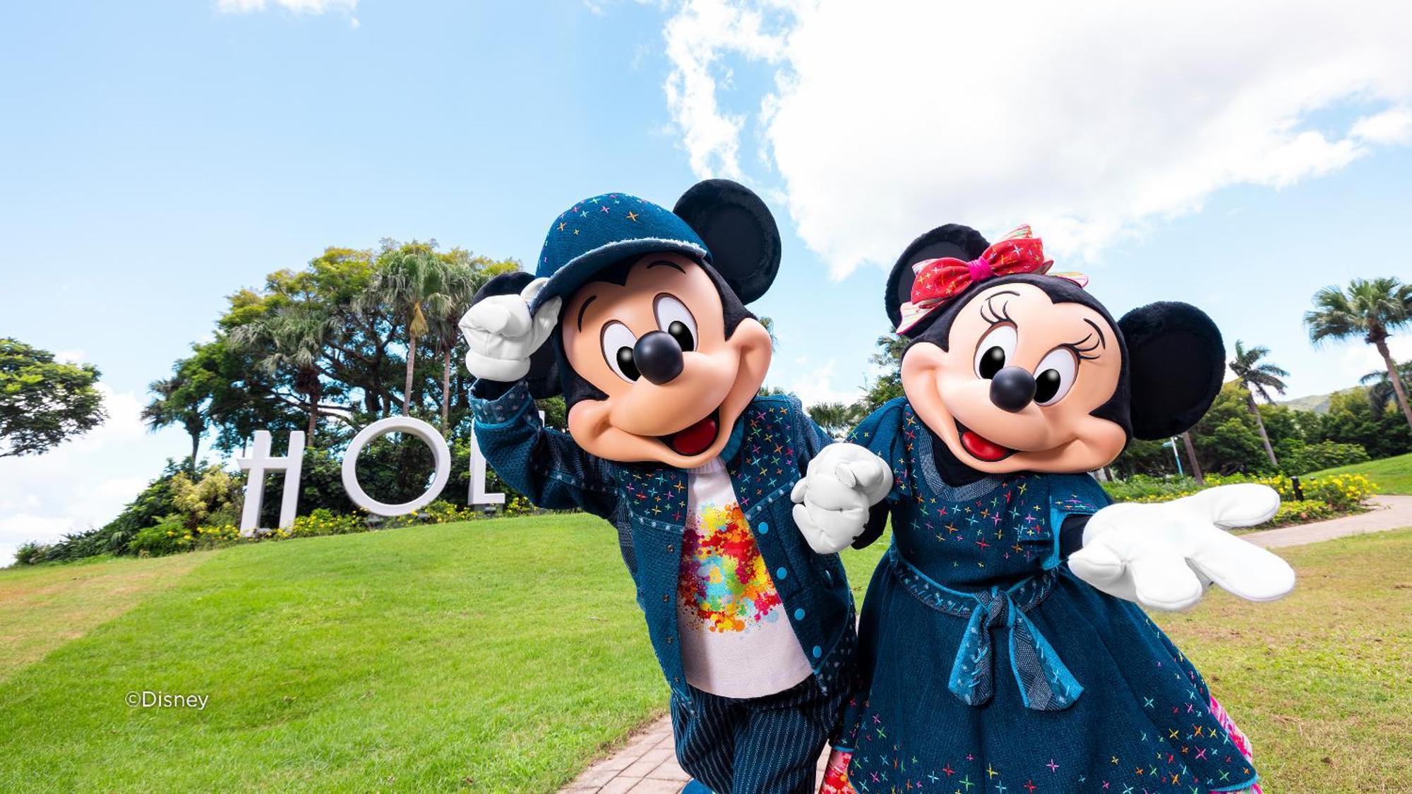 Disney'S Hollywood Hotel Hong Kong Bagian luar foto Mickey and Minnie Mouse at Tokyo Disneyland