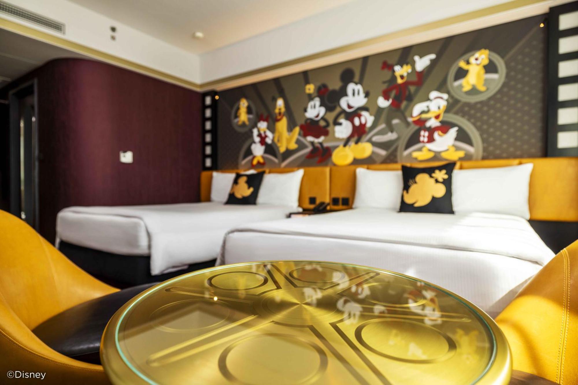 Disney'S Hollywood Hotel Hong Kong Bagian luar foto A room at the hotel
