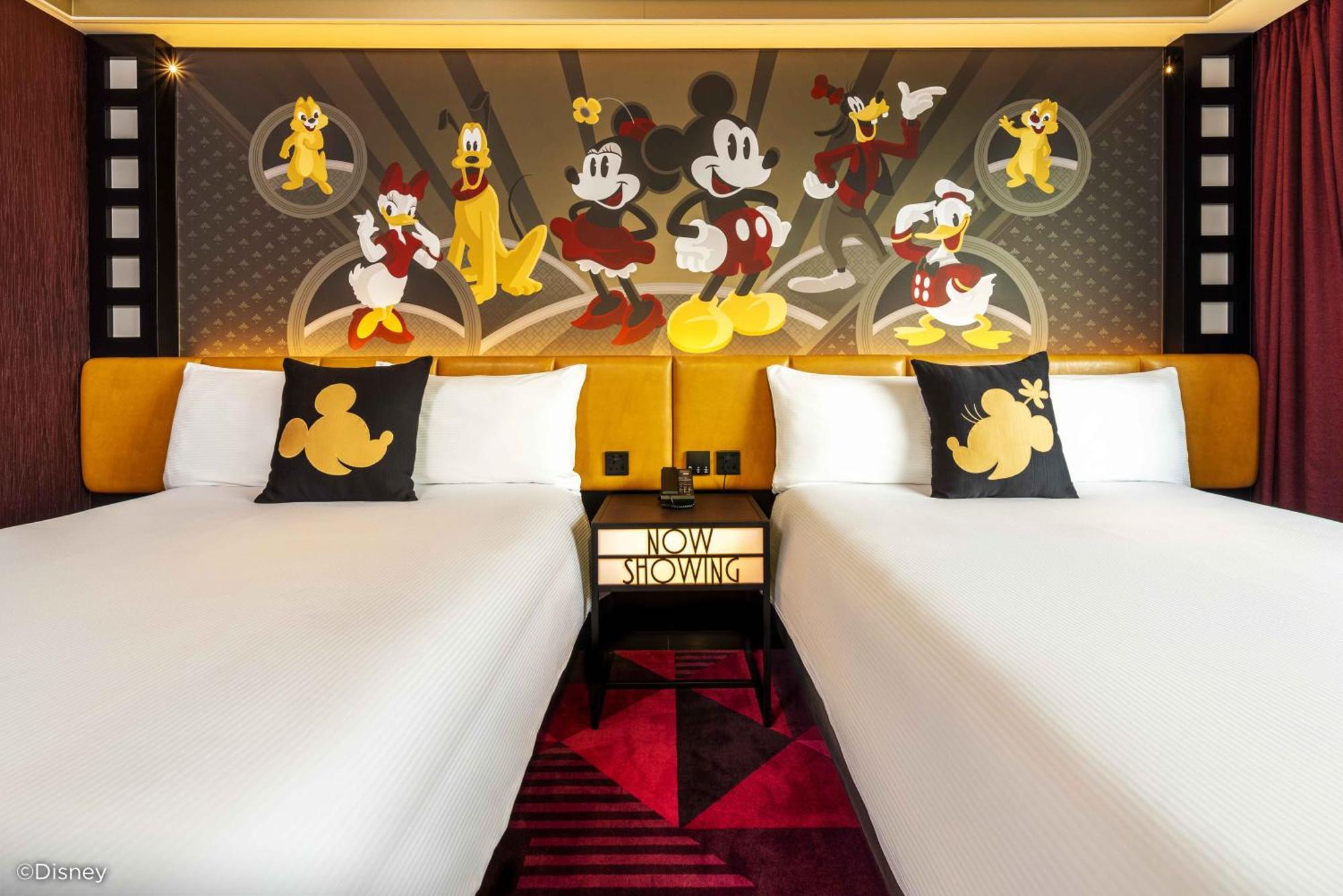 Disney'S Hollywood Hotel Hong Kong Bagian luar foto A room at the hotel