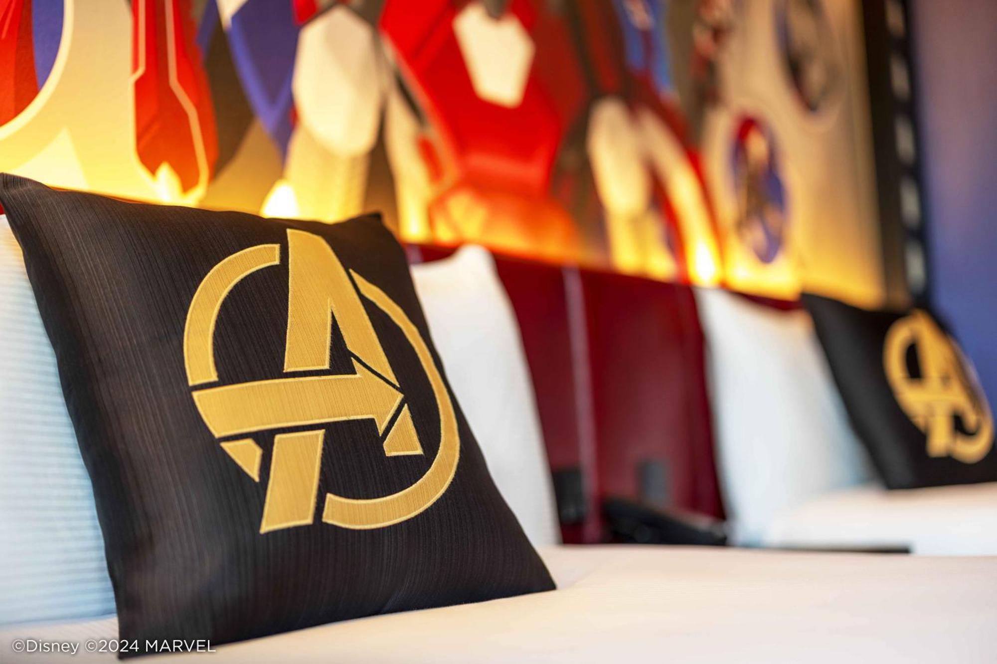 Disney'S Hollywood Hotel Hong Kong Bagian luar foto The flag of the 4th Infantry Division of the French Army