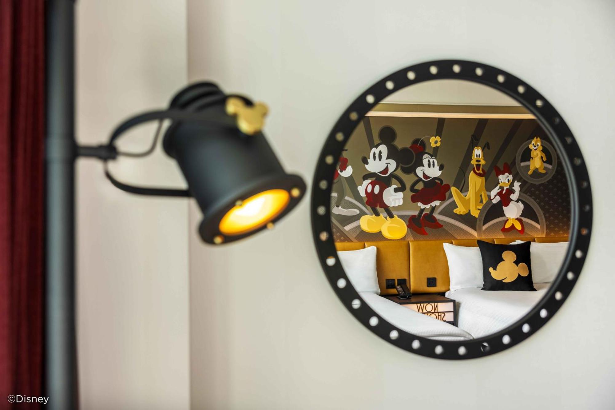Disney'S Hollywood Hotel Hong Kong Bagian luar foto A spotlight on a porthole